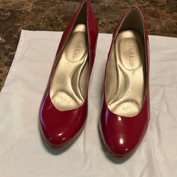 Kelly & Katie Shoes - Pretty like new burgundy patent leather shoe